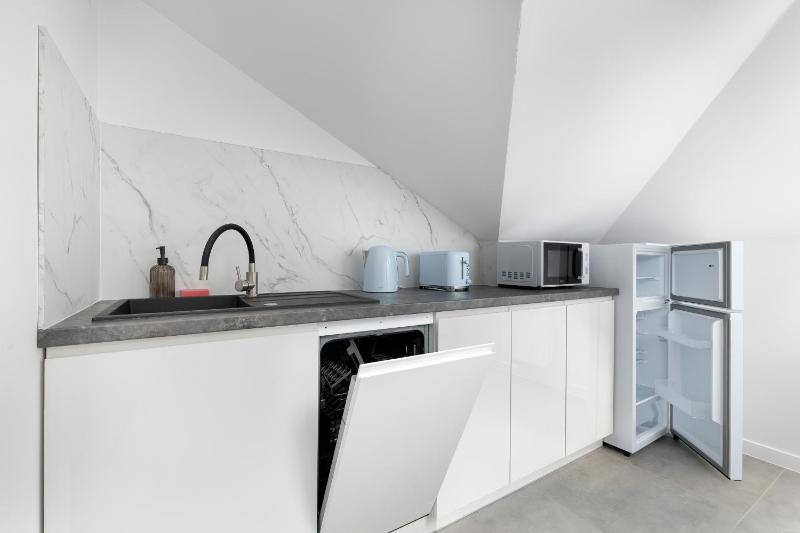 Przestronne Apartamenty Rodzinne z Miejscem do Pracy Zdalnej by Noclegi Renters - image 16