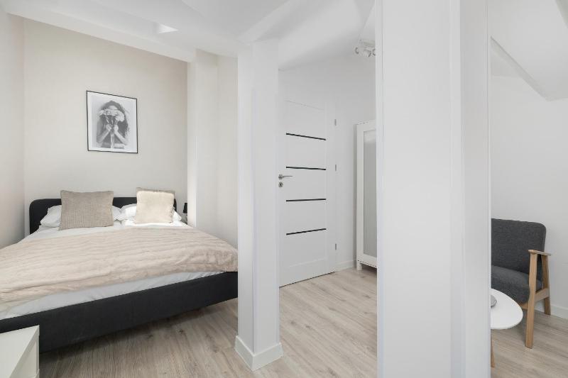 Przestronne Apartamenty Rodzinne z Miejscem do Pracy Zdalnej by Noclegi Renters - image 13