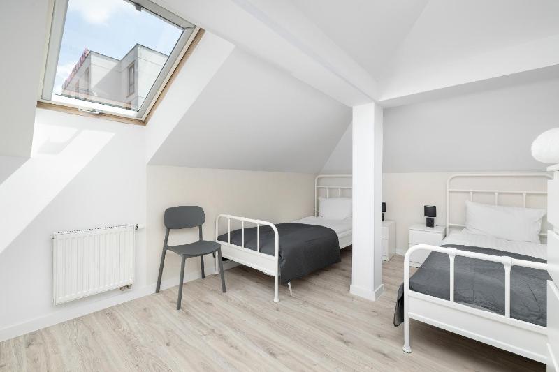 Przestronne Apartamenty Rodzinne z Miejscem do Pracy Zdalnej by Noclegi Renters - image 6