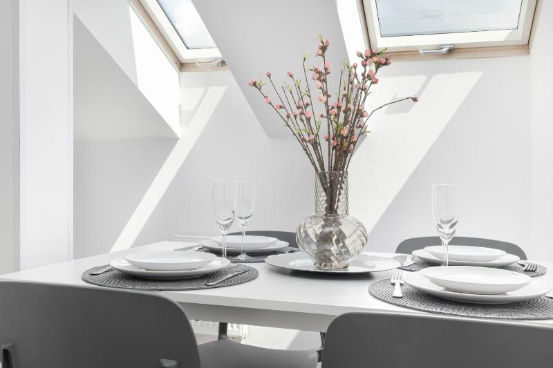 Przestronne Apartamenty Rodzinne z Miejscem do Pracy Zdalnej by Noclegi Renters - image 28