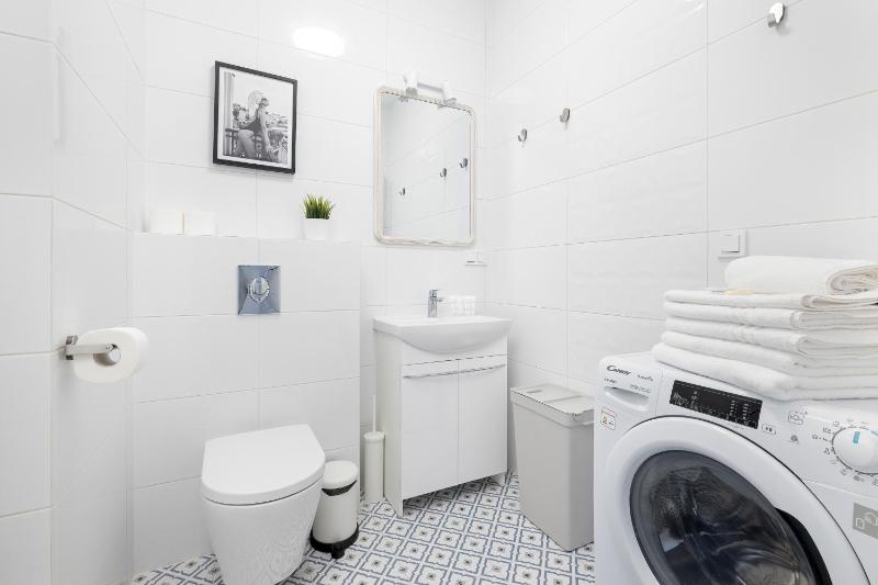Przestronne Apartamenty Rodzinne z Miejscem do Pracy Zdalnej by Noclegi Renters - image 38