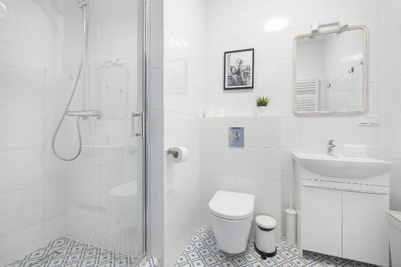 Przestronne Apartamenty Rodzinne z Miejscem do Pracy Zdalnej by Noclegi Renters - image 3