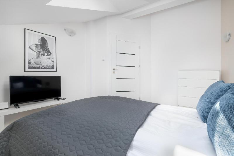 Przestronne Apartamenty Rodzinne z Miejscem do Pracy Zdalnej by Noclegi Renters - image 39