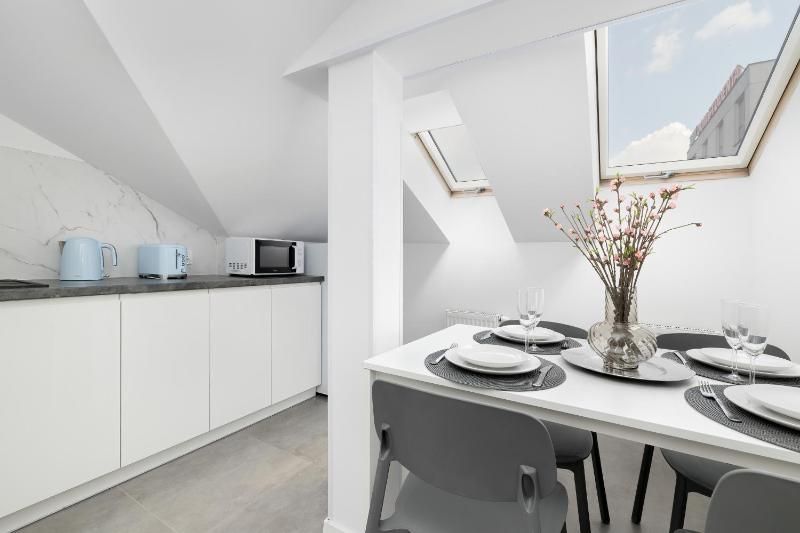 Przestronne Apartamenty Rodzinne z Miejscem do Pracy Zdalnej by Noclegi Renters - image 19