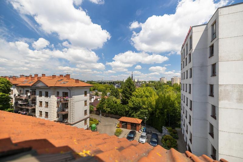 Przestronne Apartamenty Rodzinne z Miejscem do Pracy Zdalnej by Noclegi Renters - image 32