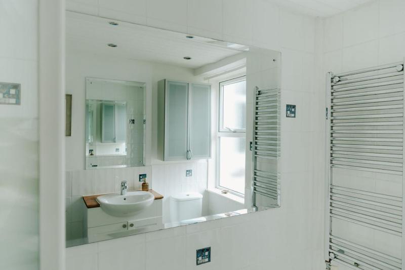 Frobisher Apartments - image 12