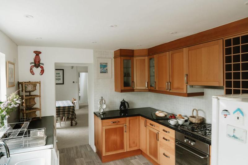 Frobisher Apartments - image 14