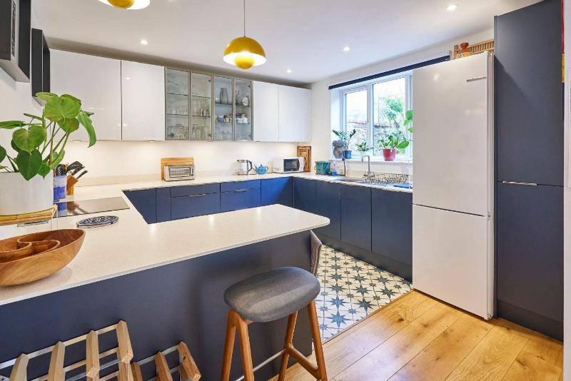 Host & Stay - Yellow House - image 20