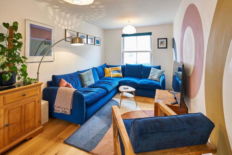 Host & Stay - Yellow House - image 3