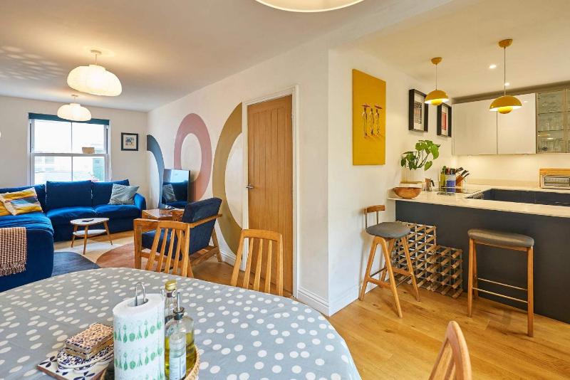 Host & Stay - Yellow House - image 1