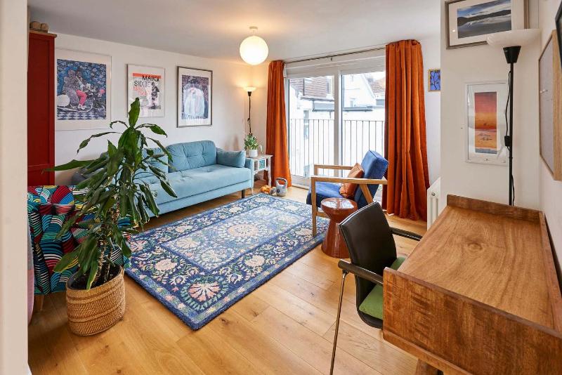 Host & Stay - Yellow House - image 2