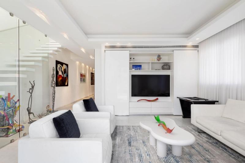 Luxe 3BR Penthouse w Jacuzzi&Parking&Mamad by HolyGuest - image 5