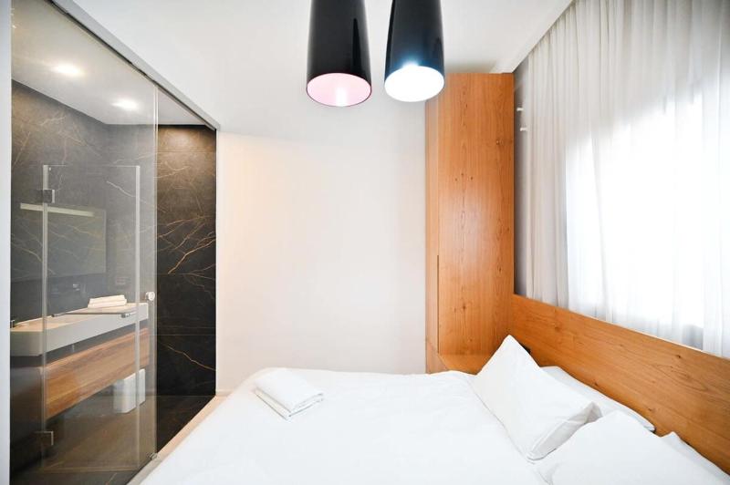 Luxe 3BR Penthouse w Jacuzzi&Parking&Mamad by HolyGuest - image 9