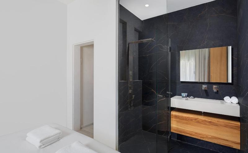 Luxe 3BR Penthouse w Jacuzzi&Parking&Mamad by HolyGuest - image 6