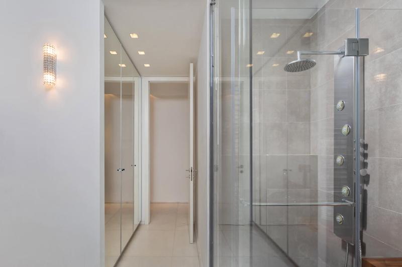 Luxe 3BR Penthouse w Jacuzzi&Parking&Mamad by HolyGuest - image 16