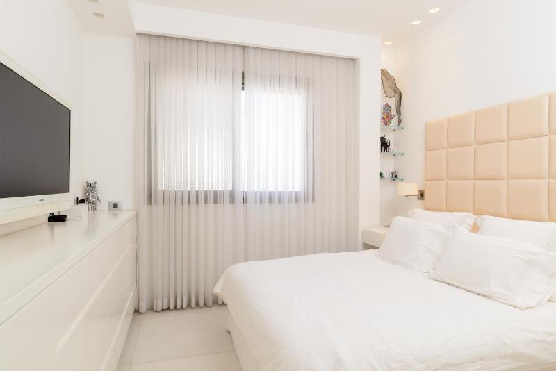 Luxe 3BR Penthouse w Jacuzzi&Parking&Mamad by HolyGuest - image 8