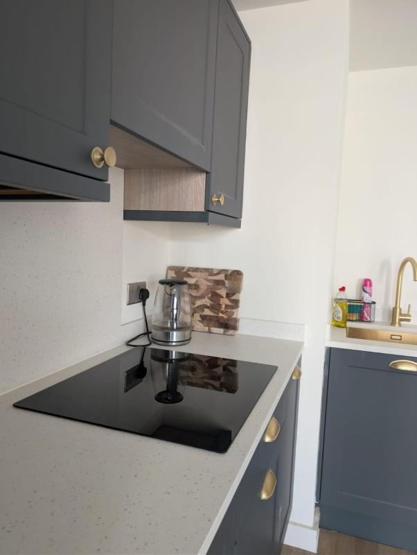 Modern 1 Bed Apartment-Central Leeds Near Arena - image 8