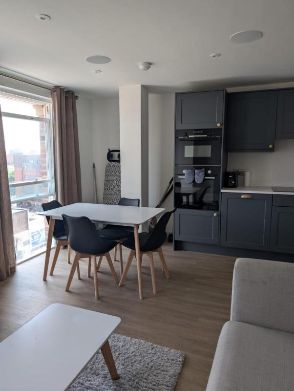 Modern 1 Bed Apartment-Central Leeds Near Arena - image 15