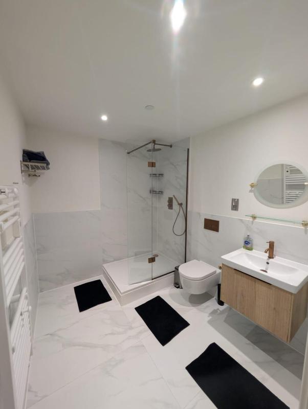 Modern 1 Bed Apartment-Central Leeds Near Arena - image 13
