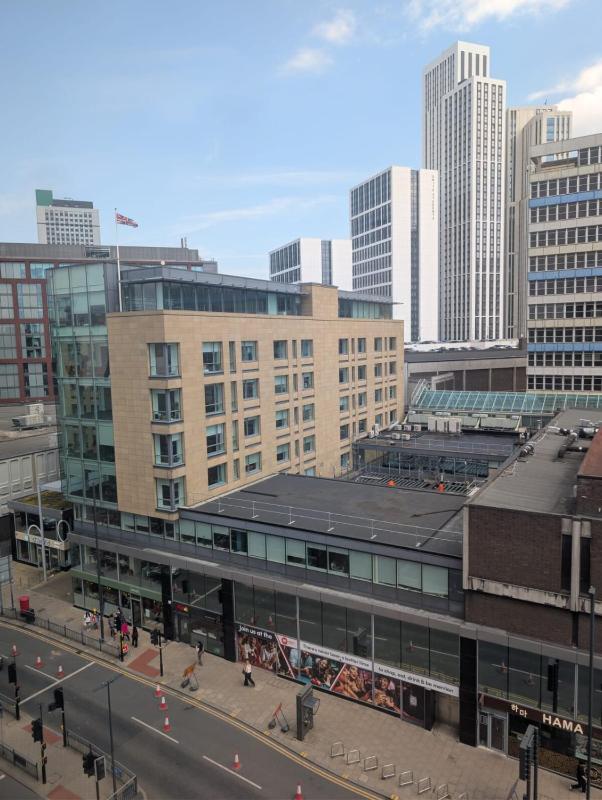 Modern 1 Bed Apartment-Central Leeds Near Arena - image 12