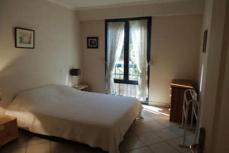 Apartment with pool and garden in Saint Aygulf - image 4