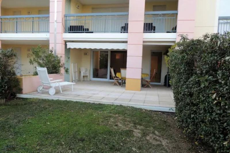 Apartment with pool and garden in Saint Aygulf - image 3