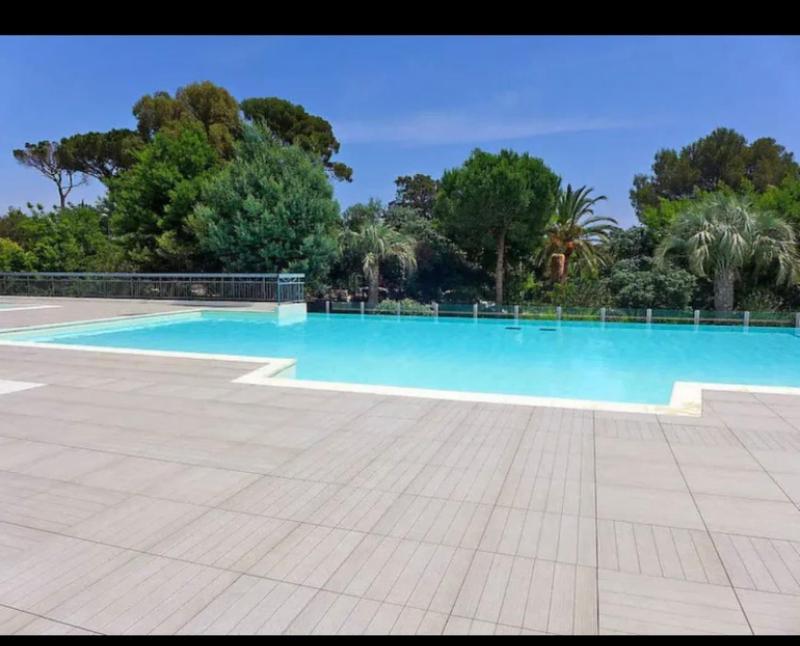 Apartment with pool and garden in Saint Aygulf - image 9