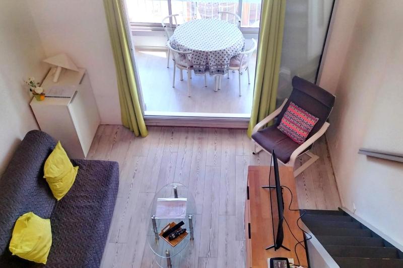 40m AC Studio with Balcony & Parking - image 6