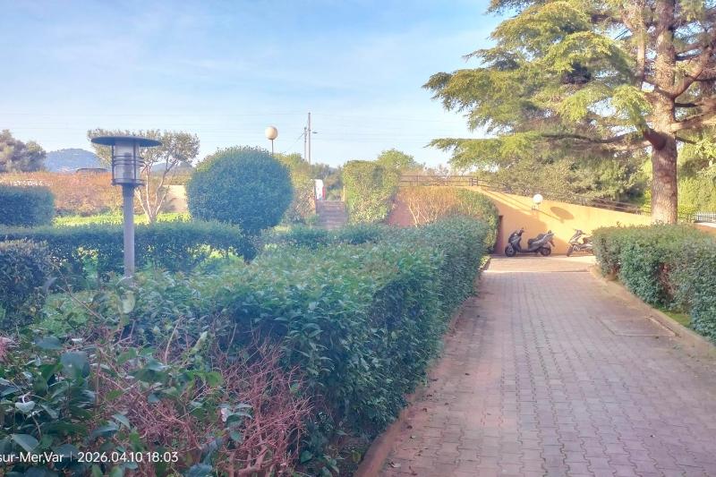 40m AC Studio with Balcony & Parking - image 12