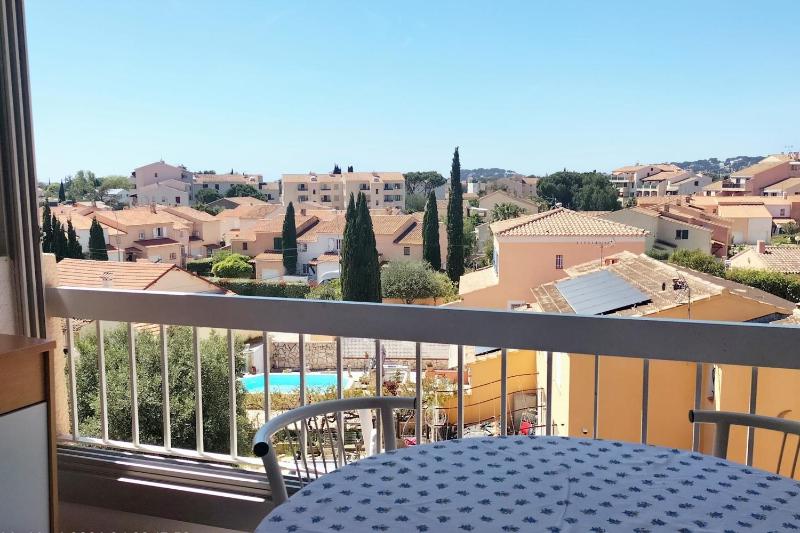 40m AC Studio with Balcony & Parking - image 9
