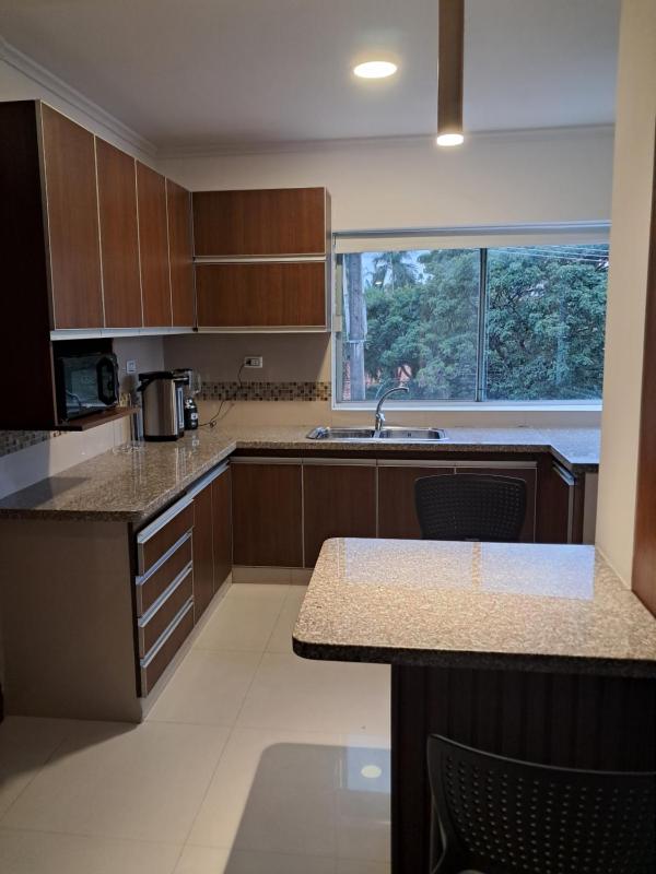 Apartamento de 1 dormitorio en zona cercana a FEXPOCRUZ con sala coworking - solo parejas - image 10