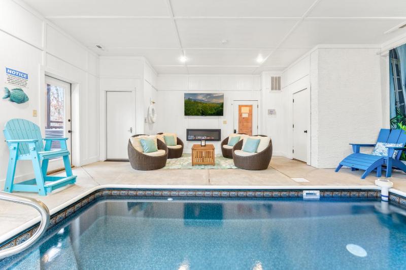 Family Cabin Private Indoor Pool Hot Tub Views Arcades EV - 5 Min to Pkwy - image 41