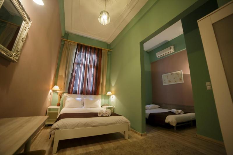 Standard Quadruple Room image 2