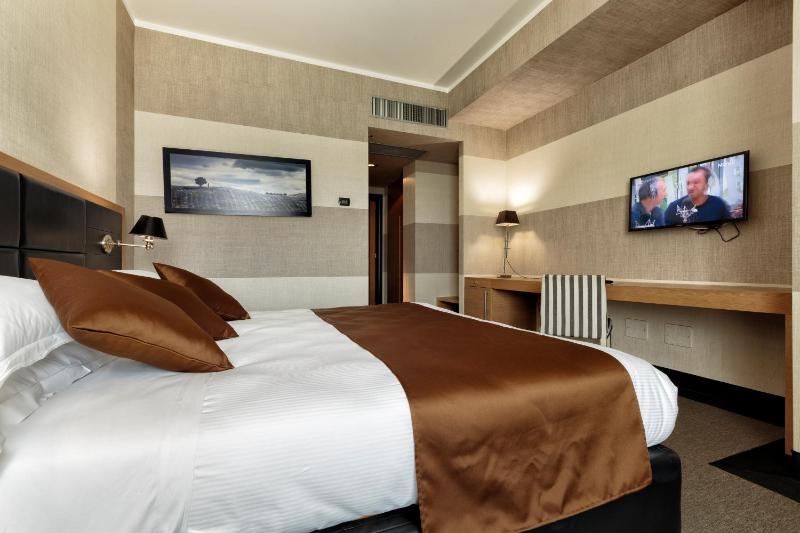 Standard Double Room image 3