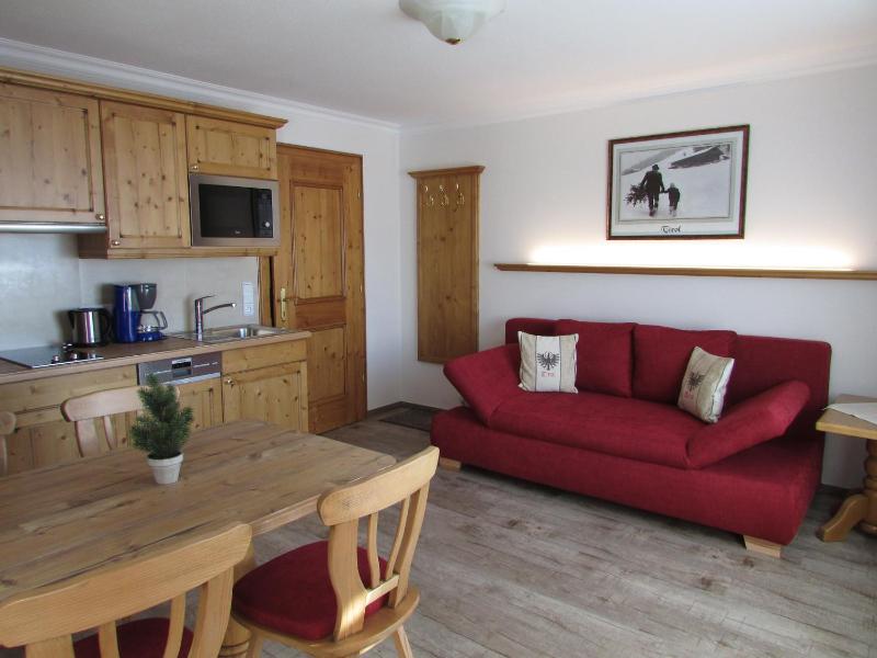 One-Bedroom Apartment with Balcony and Sofa Bed image 3