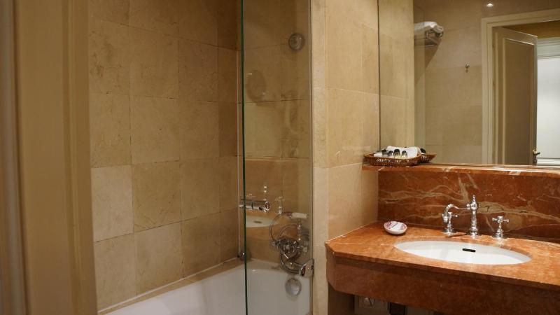 Standard Double Room image 4