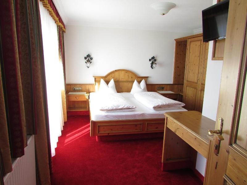 One-Bedroom Apartment with Balcony and Sofa Bed image 4