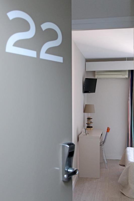 Double Room with Bath and Free Parking image 2