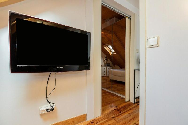 Attic Apartment with Balcony in Bairro Alto - image 10