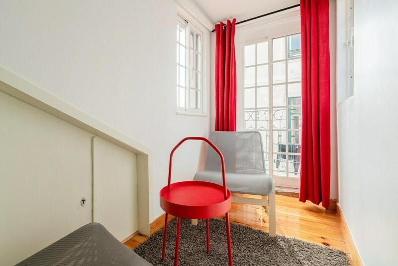 Attic Apartment with Balcony in Bairro Alto - image 6