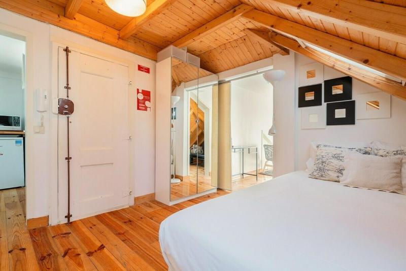 Attic Apartment with Balcony in Bairro Alto - image 5
