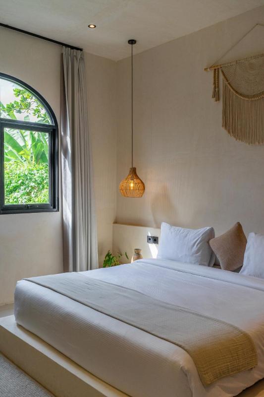Casa Makana - Modern 2BR Island Boho Villa with Private Rooftop! - image 2