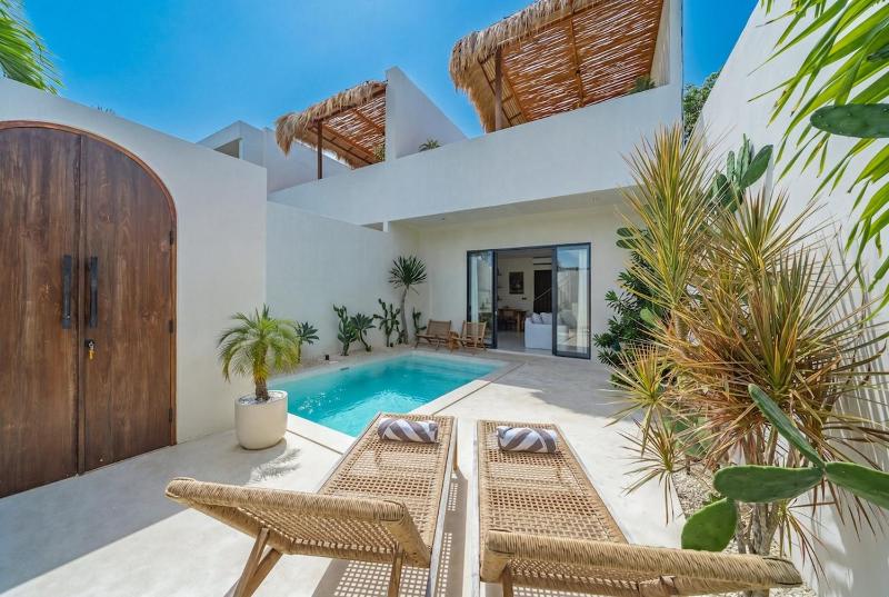Casa Makana - Modern 2BR Island Boho Villa with Private Rooftop! - image 1