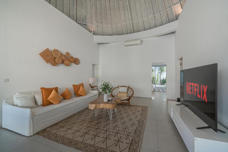 Weiss Berawa - Chic 3BR Villa with Pool 5 Minutes to Berawa Beach - image 34