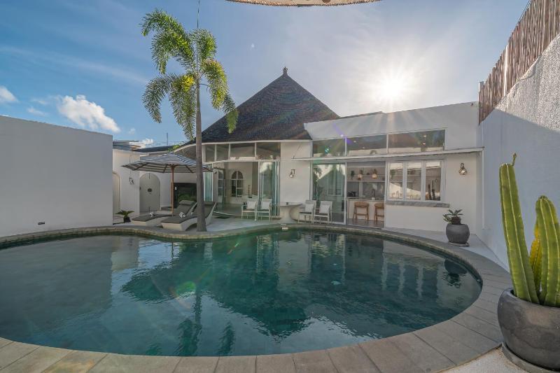 Weiss Berawa - Chic 3BR Villa with Pool 5 Minutes to Berawa Beach - image 16
