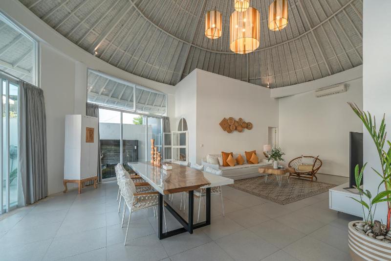 Weiss Berawa - Chic 3BR Villa with Pool 5 Minutes to Berawa Beach - image 18