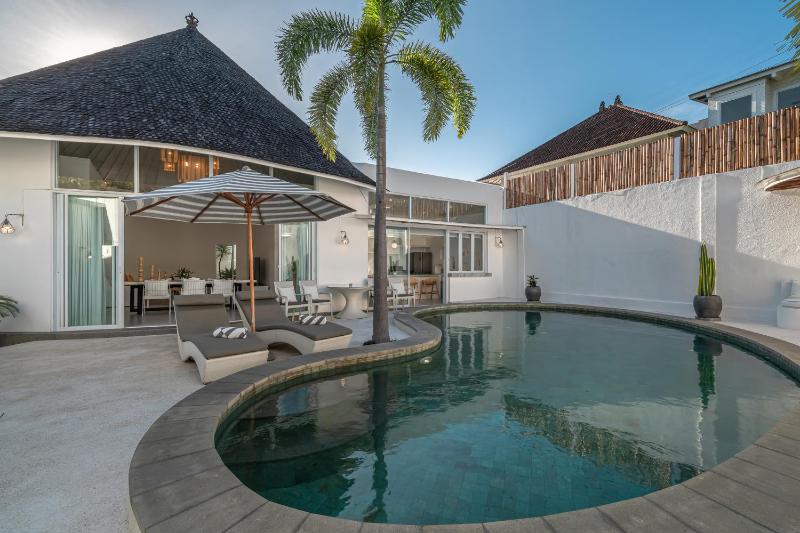 Weiss Berawa - Chic 3BR Villa with Pool 5 Minutes to Berawa Beach - image 41