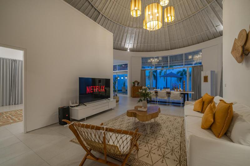 Weiss Berawa - Chic 3BR Villa with Pool 5 Minutes to Berawa Beach - image 6