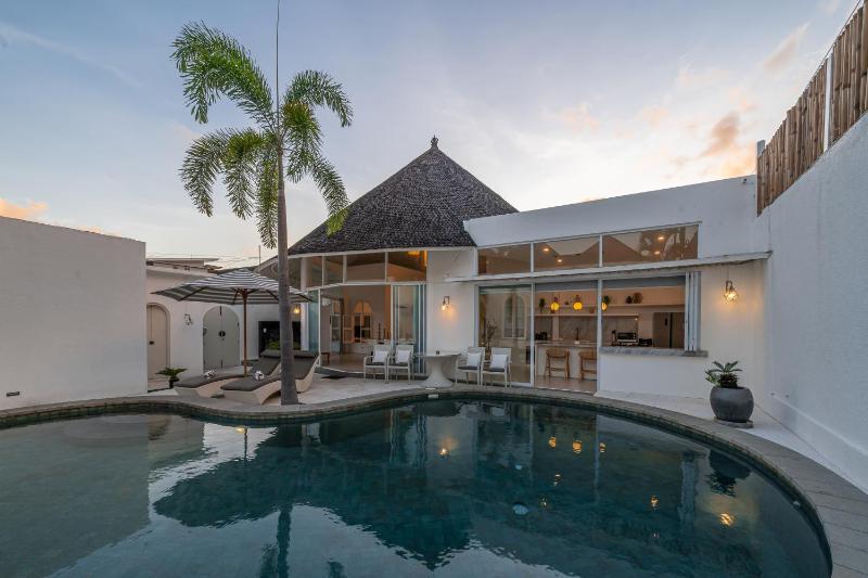 Weiss Berawa - Chic 3BR Villa with Pool 5 Minutes to Berawa Beach - image 49