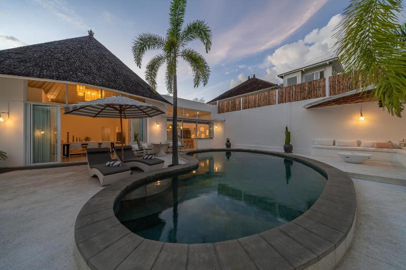 Weiss Berawa - Chic 3BR Villa with Pool 5 Minutes to Berawa Beach - image 13